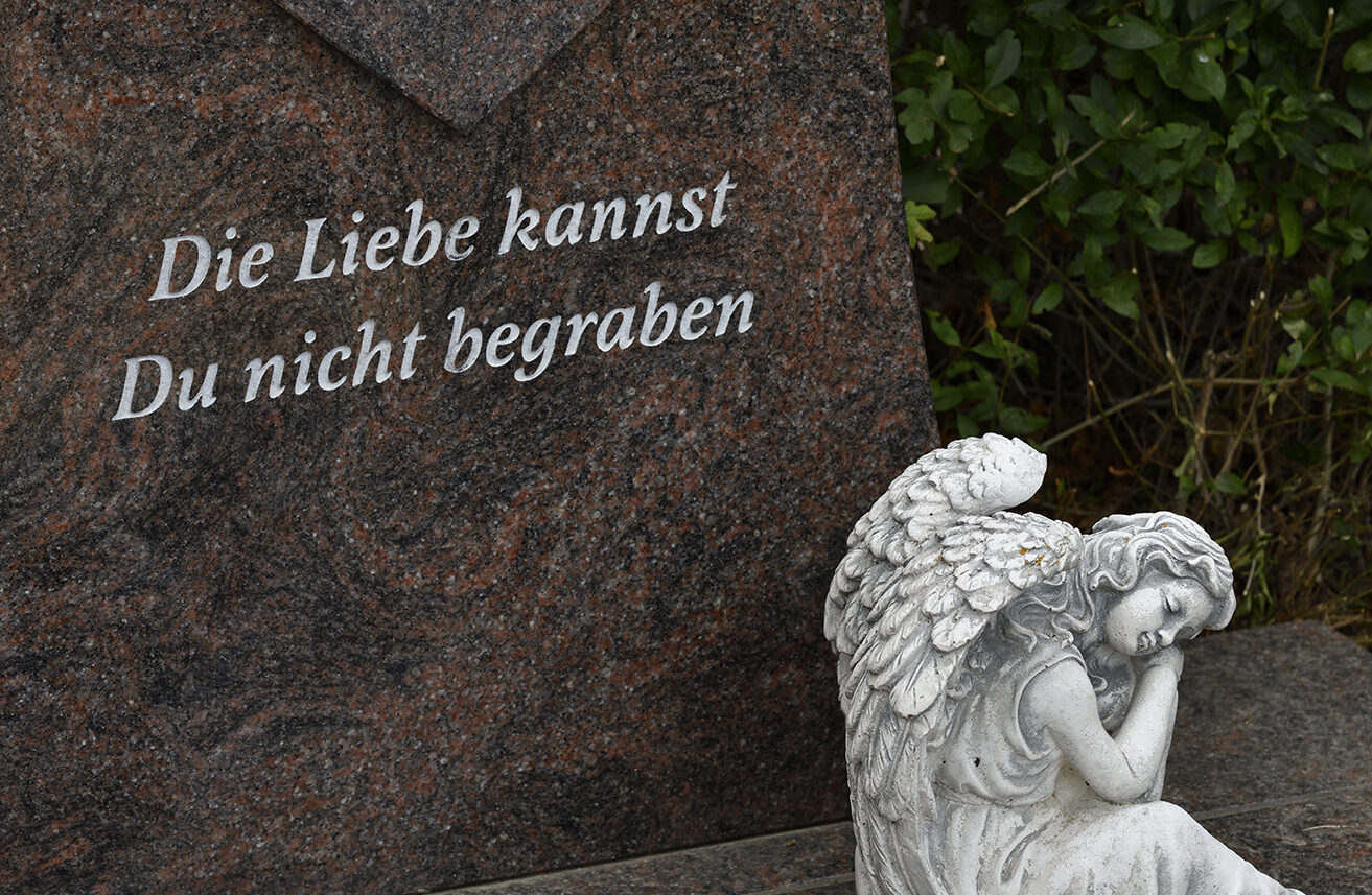 engelsfigur auf grab